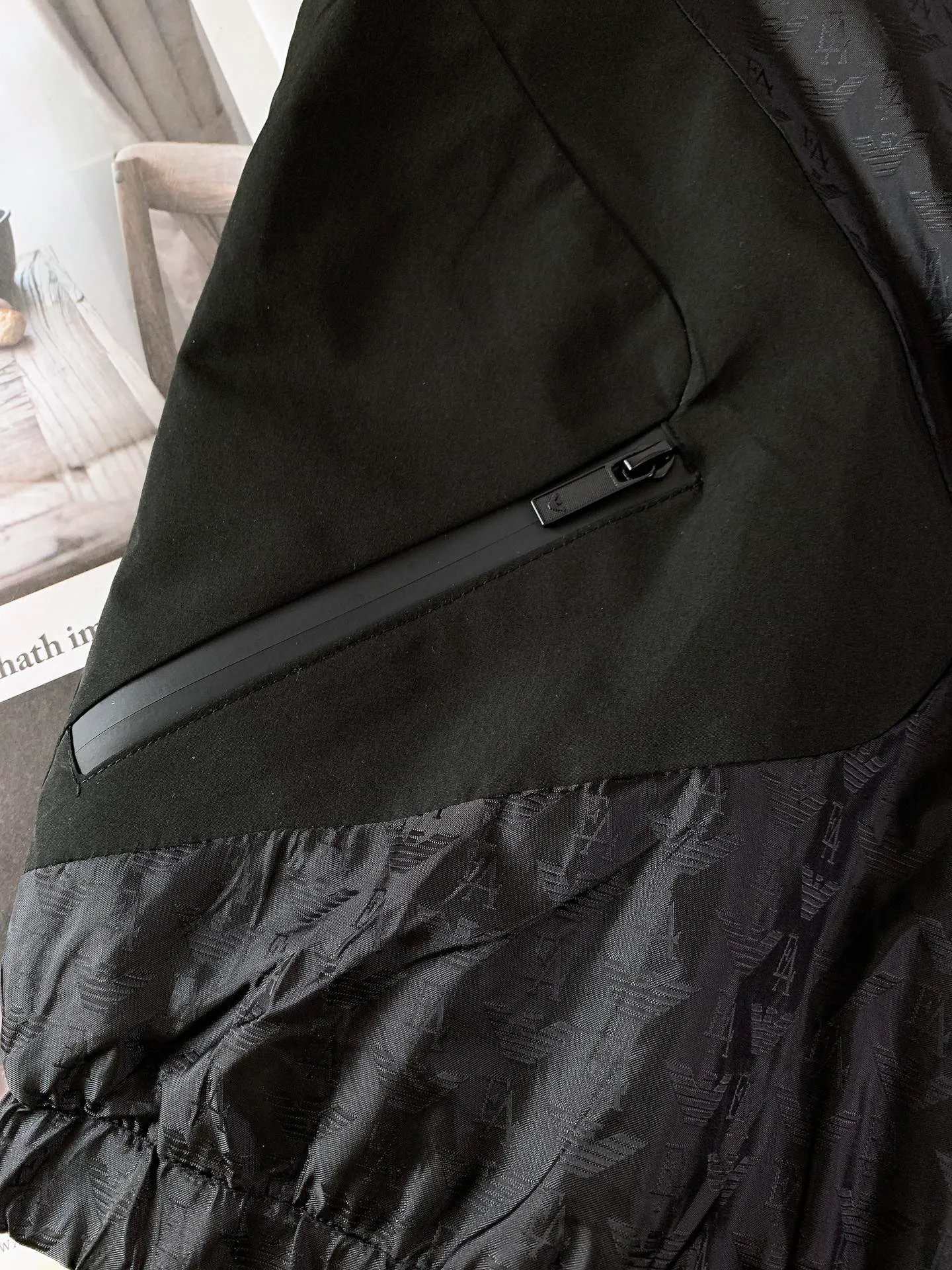 Em Porio Armani Armani Casual Hooded Jacket Windbreaker Jacket 🧥, the upper body becomes slimmer and whiter in seconds, the handle is perfect, and hardware accessories are provided for decoration. Suitable for both business, commuting and leisure, you can be satisfied with various daily outfits. The upper body is full of style and full of high-end sense! Pockets are designed on both sides of the body, making these designs more convenient and practical! Premium custom hardware engraved zipper pull accessories and Classic triangle logo decoration on the chest increase the overall sense of layering, making a simple jacket instantly rich! ! It keeps you warm and adds layering to your outfit, and the upper body effect is great …………………………………………………… ❥∙Size: M-3XL